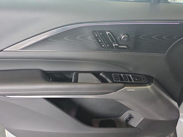 2024 Cadillac LYRIQ Luxury 2