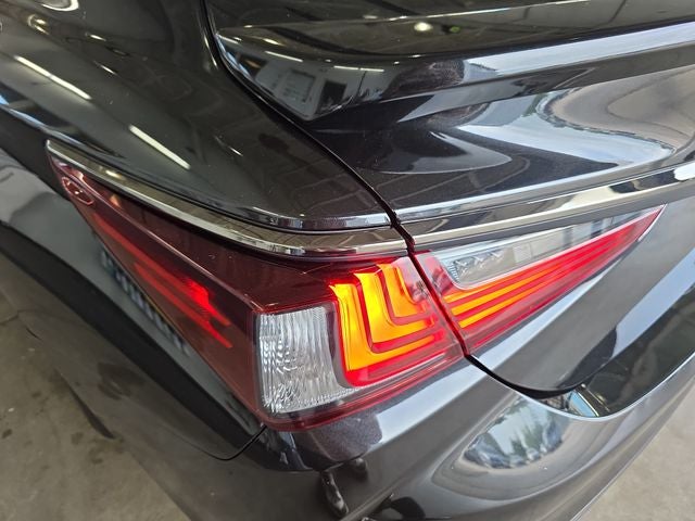 2024 Lexus ES 300h F SPORT Handling
