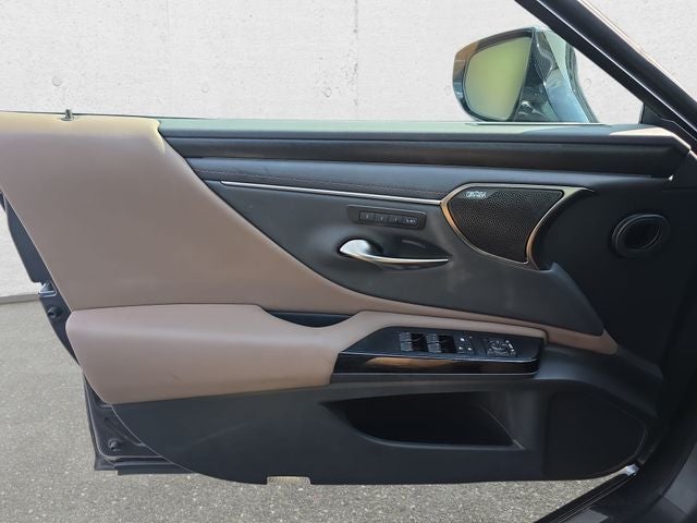 2025 Lexus ES 300h Ultra Luxury