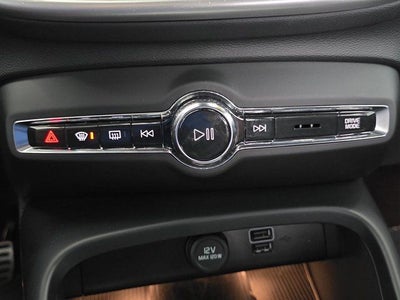 2022 Volvo XC40 R-Design