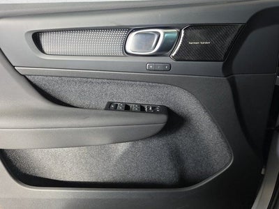 2022 Volvo XC40 R-Design