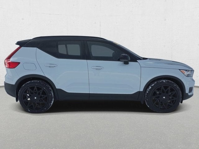 2022 Volvo XC40 R-Design